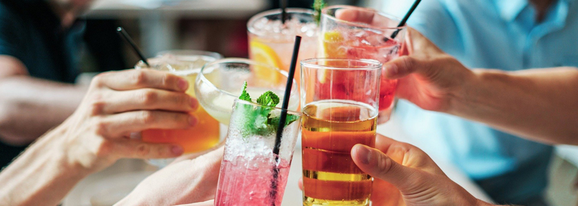 Doordrenkt met drank: hoe wij voortdurend worden overspoeld met verborgen boodschappen over alcohol