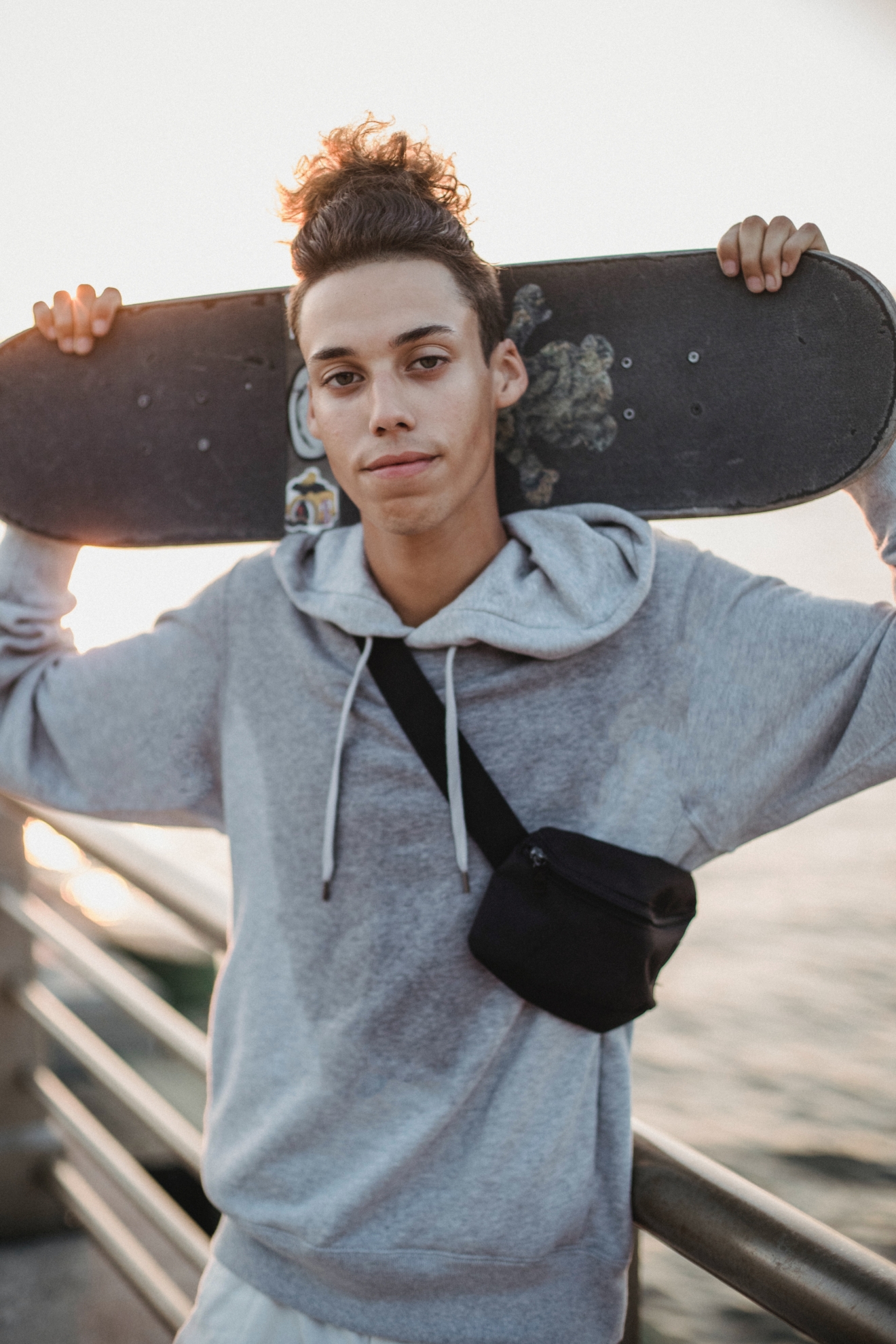 tiener met skateboard